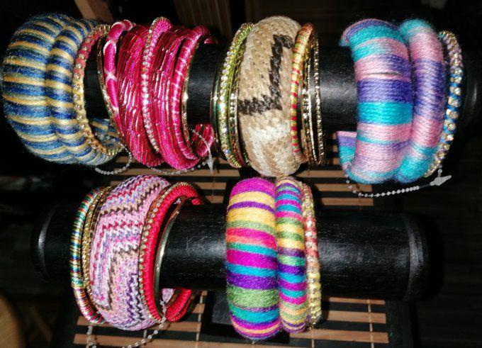 Ensemble de joncs métal et textile ethnique