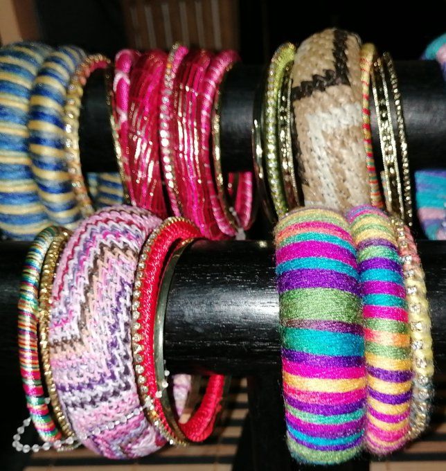 Ensemble de joncs métal et textile ethnique